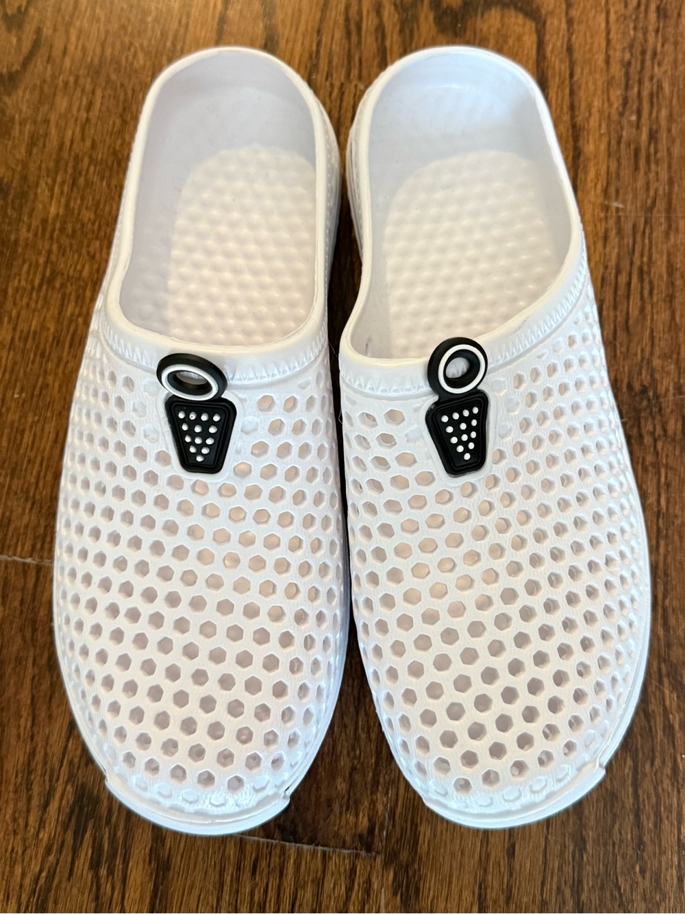 New Womenโs White Slip-On Meshโ Mules โ Lightweight Comfort Clogs size 9